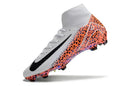 Chuteira Nike Mercurial Superfly 10 ELETRIC FG em ângulo com design vibrante e tecnologia de ponta.