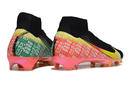 Chuteira Nike Mercurial Superfly 10 Elite "Vini jr" FG - Preta, vista traseira com design colorido e sola FG.