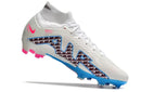Chuteira Nike Mercurial superfly 9 Air Zoom Ultra FG Branca, Rosa e Azul em ângulo, exibindo design moderno e tecnológico.