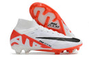 Chuteira Nike Mercurial superfly 9 Air Zoom Ultra FG Branca e Vermelha em perfil, destacando tecnologia Air Zoom.