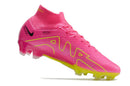 Chuteira Nike Mercurial superfly 9 Air Zoom Ultra FG Rosa e Verde em fundo branco.