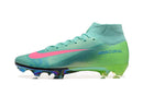 Chuteira Nike Mercurial Superfly Edição Especial 10 Cosmic 2 FG na cor verde e rosa, com design aerodinâmico.