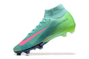 Chuteira Nike Mercurial Superfly Edição Especial 10 Cosmic 2 FG em tonalidade verde e rosa, vista lateral.