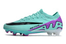 Chuteira Nike Mercurial Vapor 15 Air Zoom FG Azul Oceano e Roxa, ideal para futebolistas que buscam desempenho.