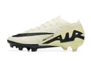 Chuteira Nike Mercurial Vapor 15 Air Zoom FG Bege e Preta com design moderno e tecnologia de amortecimento.