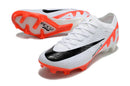 Chuteira Nike Mercurial Vapor 15 Air Zoom FG Branca e Laranja com design inovador e tecnologia de amortecimento responsivo.