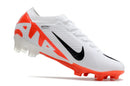 Chuteira Nike Mercurial Vapor 15 Air Zoom FG Branca e Laranja com design aerodinâmico e tecnologia avançada