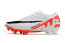 Chuteira Nike Mercurial Vapor 15 Air Zoom FG Branca e Laranja lado esquerdo exibindo design moderno e tecnológico.