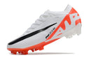Chuteira Nike Mercurial Vapor 15 Air Zoom FG Branca e Laranja vista lateral com detalhes em preto e laranja.