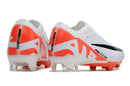Chuteira Nike Mercurial Vapor 15 Air Zoom FG Branca e Laranja em vista traseira com detalhes em laranja