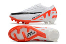 Chuteira Nike Mercurial Vapor 15 Air Zoom FG Branca e Laranja vista lateral e inferior.