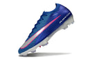 Chuteira Nike Mercurial Vapor 16 Elite FG Azul Attack Pack em fundo branco, mostrando seu design aerodinâmico.