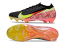 Chuteira Nike Mercurial Vapor 16 Elite "Vini jr" FG - Preta, Vermelha e Amarela com design inovador e sola colorida.