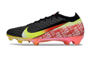 Chuteira Nike Mercurial Vapor 16 Elite "Vini jr" FG - Preta, Vermelha e Amarela lateral com design moderno.