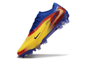 Chuteira Nike Phantom 6 Edição Especial Haaland Elite  FG - Azul, Amarela e Vermelha em ângulo lateral.