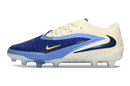 Chuteira Nike Phantom 6 Elite AG Azul e Branca - Fear Nothing Pack de lado, mostrando design e tecnologia.