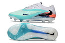 Chuteira Nike Phantom 6 Elite AG Azul - New United Pack em ângulo lateral, destacando design e solado.