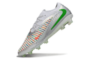 Chuteira Nike Phantom 6 Elite AG Branca e Dourada - Ed. "EA FC26" em ângulo, destacando design e cores vibrantes.