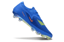 Chuteira Nike Phantom 6 Elite FG - Azul e Laranja em destaque, mostrando design arrojado e tecnologia de ponta.