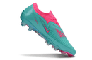 Chuteira Nike Phantom 6 Elite FG - Azul e Rosa em destaque com design arrojado e cores vibrantes.