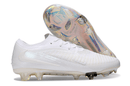 Chuteira Nike Phantom 6 Elite FG - Branca com design elegante e tecnologia para controle em campos naturais.