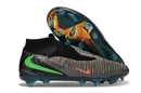 Chuteira Nike Phantom 6 Elite FG Preta e Dourada "EA FC" com design inovador e cores vibrantes.