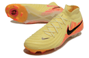 Chuteira Nike Phantom Luna Elite NU FG Laranja e Amarelo, destacando o design e tecnologia para desempenho em campo.