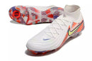 Chuteira Nike Phantom Luna II FG "Barna Pack" em detalhes, mostrando design inovador e cores exclusivas.