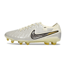 Chuteira Nike Tiempo 10 Elite FG Prateada com design moderno e sofisticado em fundo branco.
