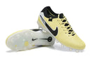 Chuteira Nike Tiempo Legend 10 FG - Amarelo e Preto em ângulo com detalhes do design e sola.