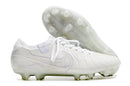 Chuteira Nike Tiempo Legend 10 FG - Branca - Edição Especialo vista lateral com detalhes em couro premium e sola transparente.