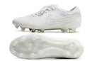 Chuteira Nike Tiempo Legend 10 FG - Branca - Edição Especialo, vista lateral e sola, ideal para campos naturais.