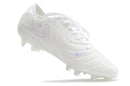 Chuteira Nike Tiempo Legend 10 FG - Branca - Edição Especialo em destaque, ideal para controle e desempenho no futebol.