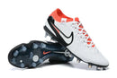 Chuteira Nike Tiempo Legend 10 FG - Branca, Vermelha e Preta com design moderno e sola para campos naturais.