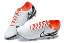 Chuteira Nike Tiempo Legend 10 FG - Branca, Vermelha e Preta para desempenho em campo.