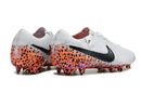 Chuteira Nike Tiempo Legend 10 FG - Laranja e Branco - Pack Eletric, vista traseira com design em detalhes vibrantes.