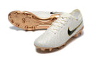 Chuteira Nike Tiempo Legend 10 FG - Pack United em branco e dourado, ideal para controle e precisão no futebol.