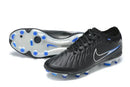 Chuteira Nike Tiempo Legend 10 FG - Preta e Azul - Pack Shadow, vista lateral com solado em borracha e detalhes em azul.