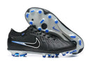 Chuteira Nike Tiempo Legend 10 FG - Preta e Azul - Pack Shadow, vista lateral e solado em campo.
