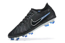 Chuteira Nike Tiempo Legend 10 FG - Preta e Azul - Pack Shadow lado direito, design moderno em campo.