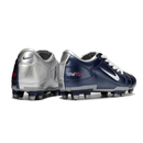 Chuteira Nike Total 90 FG Azul e Prata, parte traseira com detalhes prateados e um design icónico para desempenho em campo.