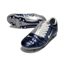 Chuteira Nike Total 90 FG Azul e Prata com design icónico e sola Firm Ground para desempenho em campos naturais.