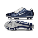 Chuteira Nike Total 90 FG Azul e Prata com design icónico, sola FG e tecnologia moderna para futebol.