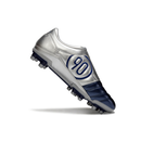 Chuteira Nike Total 90 FG Azul e Prata com design icónico em azul e prata, ideal para futebol em campos naturais.