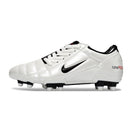 Chuteira Nike Total 90 FG Branca e Preta com design clássico e tecnologia de ponta para futebolistas.