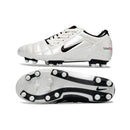 Chuteira Nike Total 90 FG Branca e Preta, ideal para desempenho e estilo no futebol com solado FG.