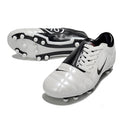 Chuteira Nike Total 90 FG Branca e Preta com design clássico e sola FG para melhor desempenho em campos de futebol.