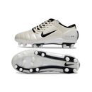 Chuteira Nike Total 90 FG Branca e Preta, bota de futebol com design clássico em campo.