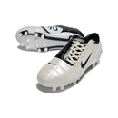 Chuteira Nike Total 90 FG Branca e Preta com design clássico e tecnologia de conforto.