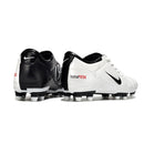 Chuteira Nike Total 90 FG Branca e Preta com design clássico e solado FG, ideal para futebol.